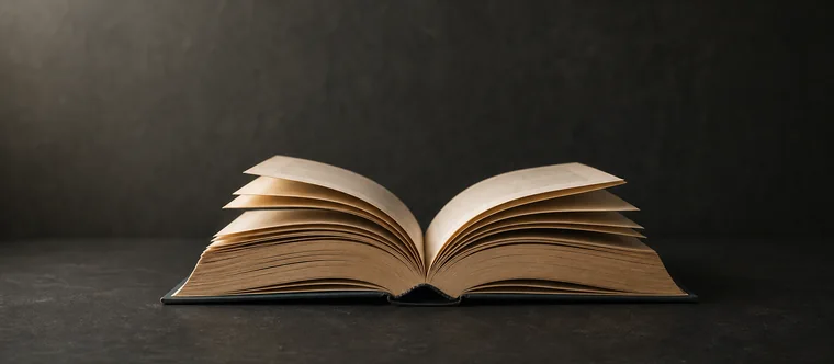 Aufgeschlagenes Buch mit gefächerten Seiten